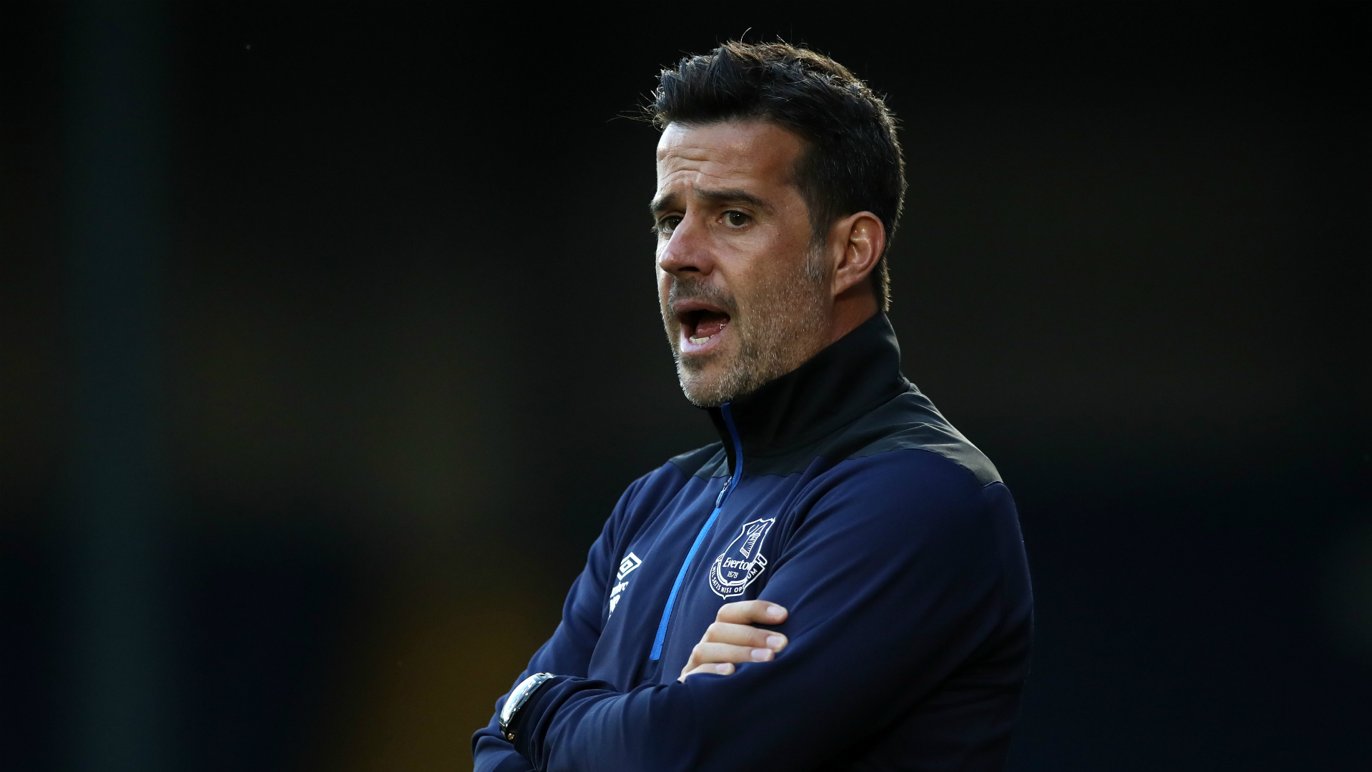 于绿茵场内 于绿茵场内